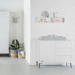 Kidsmill Lasse Commode Wit -Kindermeubels Winkel babykamer lasse white sfeer met logo s1 2 2c3e