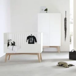 Kidsmill Sixties Babybed Wit Mat / Naturel 70 X 140 Cm -Kindermeubels Winkel babykamer sixties blank sfeer 2 1 2 4809