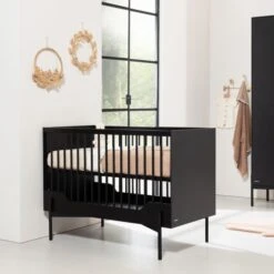 Kidsmill Boutique Babybed Zwart Mat 60 X 120 Cm -Kindermeubels Winkel boutique zwarte poot detail ledikant sfeer ed6a