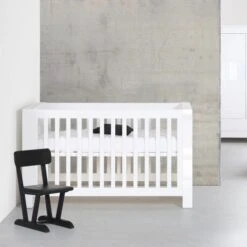 Kidsmill Alaska Hoogglans Babybed Wit 60 X 120 Cm -Kindermeubels Winkel kidsmill alaska ii hoogglans babybed wit 70 x 140 cm 1 1 b713