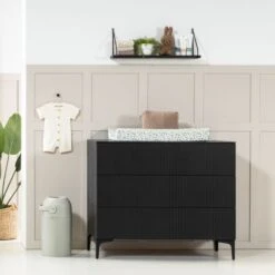 Kidsmill Levi Commode Zwart Eiken -Kindermeubels Winkel levi zwart commode sfeer 5 e559