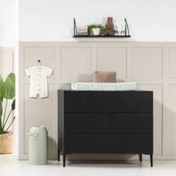 Kidsmill Levi Commode Zwart Eiken -Kindermeubels Winkel levi zwart rechte poot commode sfeer 2 1 9d37