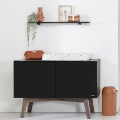 Kidsmill Sixties Commode Zwart Mat / Walnoot -Kindermeubels Winkel sixties zwart donker noten sfeer zonder bladvergroter 3 4 24b3