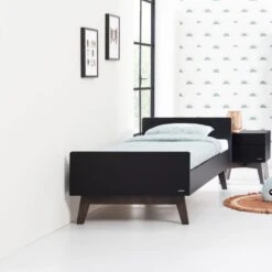 Kidsmill Sixties Bed Zwart Mat / Walnoot 90 X 200 Cm -Kindermeubels Winkel tiener sixties zwartwalnoot bed sfeer 0c1f